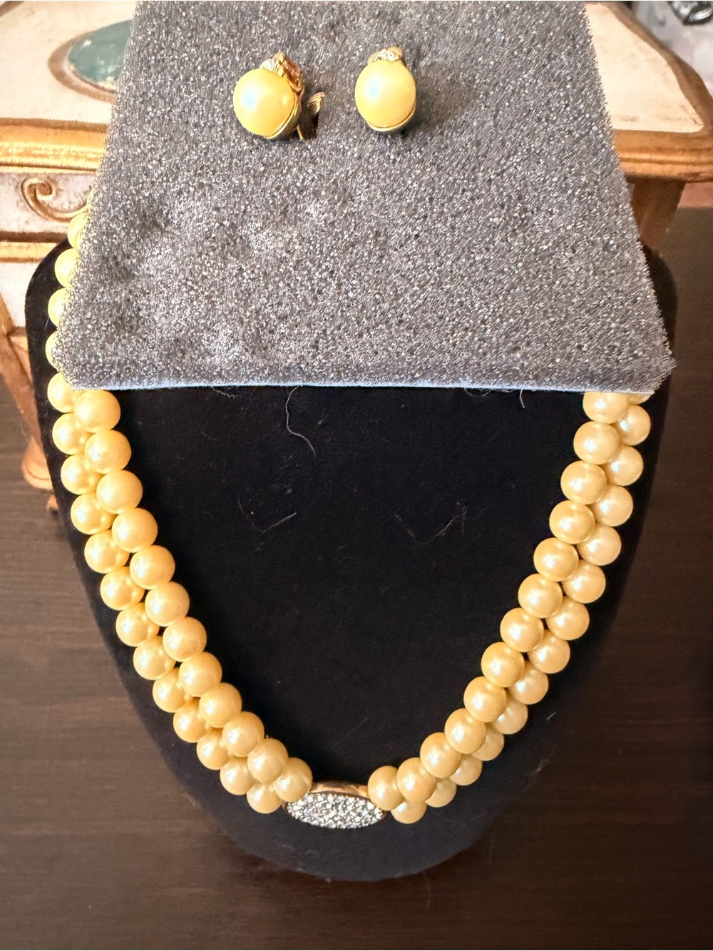 2005 Avon Presidents Pearlesque Necklace and Clip on Earrings